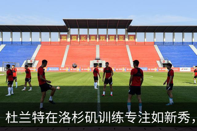 杜兰特在洛杉矶训练专注如新秀，训练师赞扬其职业精神